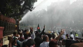 পুলিশের বাধায় সড়কে বসে পড়লেন চাকরিচ্যুত বিডিআর সদস্যরা