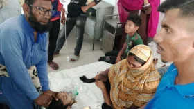 খুলনায় ক্লাস চলাকালে হঠাৎ অসুস্থ ১৫ মাদরাসা শিক্ষার্থী
