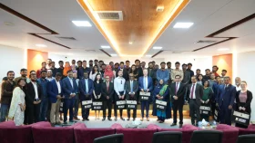 বিশ্বব্যাংক প্রতিনিধি দলের ইউআইইউ’র উদ্ভাবনী কেন্দ্র পরিদর্শন