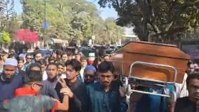 পুলিশের গুলিতে শহীদ হাসানের জানাজা শেষে ঢাবিতে কফিন মিছিল 