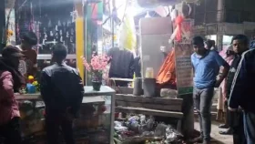 ভালোবাস দিবসে ফুল বিক্রি করায় দোকান ভাঙচুর