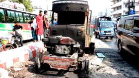 স্কুলের সামনের সড়কে প্রাণ গেল স্কুলছাত্রের