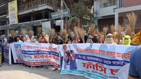 আওয়ামী নেতা আক্তারুজ্জামানের বিরুদ্ধে এলাকাবাসীর ঝাড়ু মিছিল
