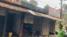 কালীগঞ্জে রাতের আঁধারে আগুনে পুড়ল ২ দোকানসহ বিএনপির অফিস