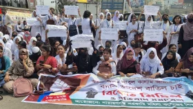 অধ্যক্ষের বদলির আদেশ বাতিলের দাবিতে শিক্ষার্থীদের সড়ক অবরোধ