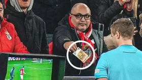 চ্যাম্পিয়নস লিগ ম্যাচে প্রকাশ্যে রেফারিকে ঘুষ!