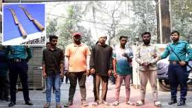 রিকশায় ধাক্কা দেওয়া নিয়ে বাগ্&zwnj;বিতণ্ডা, এরপর কোপানো হয় দম্পতিকে