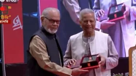 একুশে পদক তুলে দিলেন প্রধান উপদেষ্টা