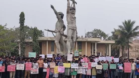 কুয়েটে ছাত্র রাজনীতিকে লাল কার্ড