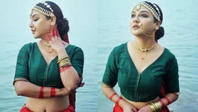 বেনারসী-আলতায় নজর কাড়লেন জয়া