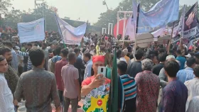 ভাষা শহীদদের শ্রদ্ধা জানাতে জনতার ঢল
