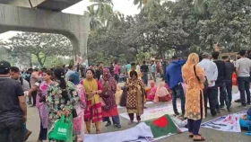 চাকরি স্থায়ীকরণের দাবিতে আউটসোর্সিং কর্মীদের সড়ক অবরোধ