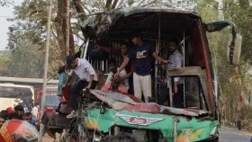 এক বাসের পেছনে আরেক বাসের ধাক্কা, চালক-সুপারভাইজার নিহত