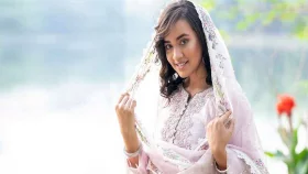 নামাজি ছেলে চান অভিনেত্রী আইশা খান