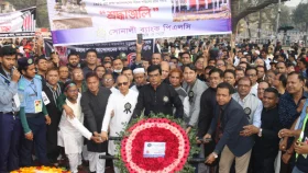 কেন্দ্রীয় শহিদ মিনারে সোনালী ব্যাংকের শ্রদ্ধা নিবেদন