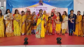 শীতের রিক্ততা ভুলিয়ে প্যারিসে বসন্ত উৎসবের আমেজ