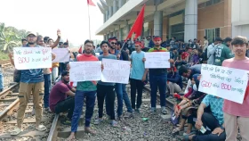 বিশ্ববিদ্যালয়ের নাম পছন্দ না হওয়ায় গাজীপুরে রেললাইন অবরোধ
