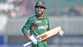 ১ ছক্কা-চার মেরে মিরাজের বিদায়