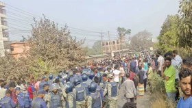 আশুলিয়ায় নারী শ্রমিককে তুলে নিয়ে হত্যার ঘটনায় মহাসড়ক অবরোধ