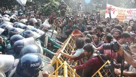 স্বরাষ্ট্র উপদেষ্টার পদত্যাগ দাবি: মুখোমুখি অবস্থানে শিক্ষার্থী-পুলিশ