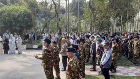 সামরিক কবরস্থানে স্বরাষ্ট্র উপদেষ্টা ও তিন বাহিনী প্রধানের শ্রদ্ধা