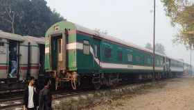 দুটি বগি রেখে চলে গেল সাগরদাঁড়ি এক্সপ্রেস