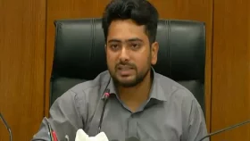 উপদেষ্টা পরিষদ থেকে পদত্যাগ করলেন নাহিদ