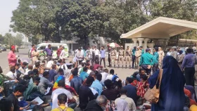 প্রধান উপদেষ্টার কার্যালয়ের সামনে আন্দোলনে আহতদের অবস্থান