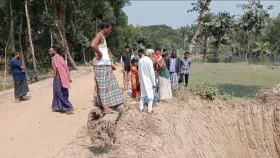 ত্রিশালে রাস্তা কেটে ফেলার অভিযোগ