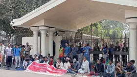 টানা ২৮ ঘণ্টা ধরে প্রধান উপদেষ্টার কার্যালয়ের সামনে আহতদের অবস্থান