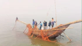মধ্যরাত থেকে পদ্মা-মেঘনায় মাছ ধরায় নিষেধাজ্ঞা