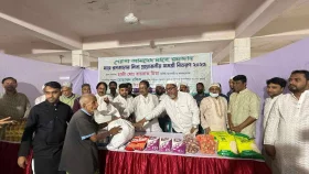 পুরান ঢাকায় অসহায়দের মাঝে নিত্যপণ্য বিতরণ