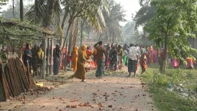 পাওনা টাকা চাওয়াকে কেন্দ্র করে দু&rsquo;দল গ্রামবাসীর সংঘর্ষ, আহত ৫০