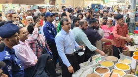 বাড়তি দামে সয়াবিন তেল বিক্রি, নারায়ণগঞ্জে ৩ প্রতিষ্ঠানকে জরিমানা