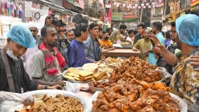 প্রথম রমজানে জমজমাট রাজধানীর ইফতার বাজার 
