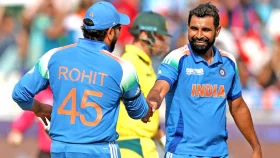 দুবাইয়ে সেমিফাইনাল: দুর্দান্ত বোলিংয়ে অস্ট্রেলিয়াকে নাগালে রাখল ভারত