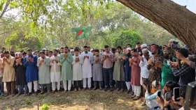 রায়েরবাজারে জুলাই গণঅভ্যুত্থানে শহীদদের কবর জিয়ারতে নাহিদ-আখতাররা