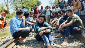 ঢাকা কেন্দ্রীকতা বন্ধের দাবিতে রেলপথ অবরোধ করেন রাবি শিক্ষার্থীরা&nbsp;