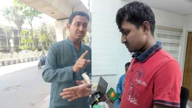 ঢাবি শিক্ষার্থীকে উত্যক্ত করায় কর্মচারী আটক