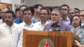 এনআইডি সেবা স্থানান্তরের প্রতিবাদে অবস্থান কর্মসূচিতে ইসি কর্মীরা