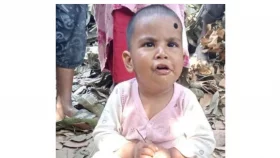 রাস্তার পাশে পরিচয়হীন শিশু, পরিবারের সন্ধান মিলবে কি