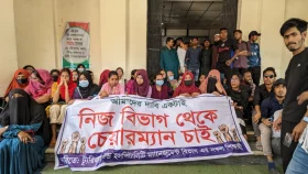 নিজ বিভাগ থেকে সভাপতি নিয়োগের দাবিতে শিক্ষার্থীদের অবস্থান