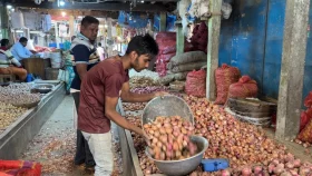 হিলিতে পেঁয়াজের দাম কমেছে কেজিতে ২০ টাকা 