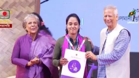 অদম্য নারীদের হাতে পুরস্কার তুলে দিলেন প্রধান উপদেষ্টা
