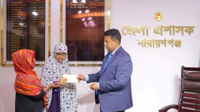 দৃষ্টি প্রতিবন্ধী আলভীর পাশে দাঁড়ালেন নারায়ণগঞ্জ জেলা প্রশাসক