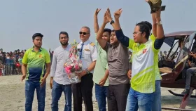 জুলহাসেকে অভিনন্দন জানাতে মানিকগঞ্জে ইউএস-বাংলা কর্মকর্তা