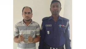 কিশোরীকে অচেতন করে নগ্ন ভিডিও ধারণ, পালক পিতাকে পুলিশে দিল জনতা