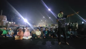 মধ্যরাতে ঢাকা-আরিচা মহাসড়ক অবরোধ