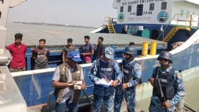 ভোগ্যপণ্য বোঝাই লাইটার জাহাজে কোস্ট গার্ডের অভিযান