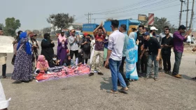 ধর্ষকদের শাস্তি দাবিতে ঢাকা-চট্টগ্রাম মহাসড়ক অবরোধ